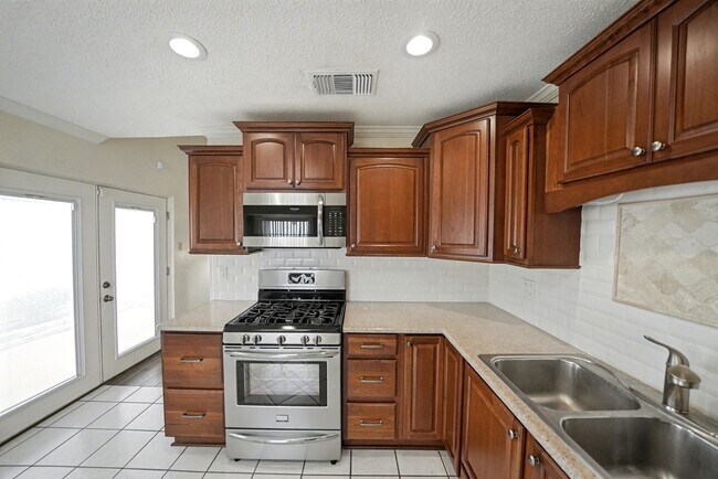 Building Photo - Charming 3-bed, 2-bath home in Universal C...