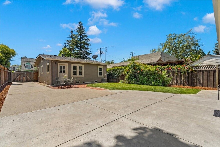 Building Photo - 1375 Magnolia Ave