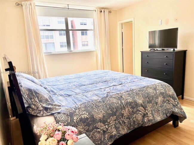 Building Photo - 2841 Somerset Dr