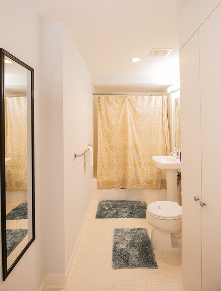 Building Photo - 1387 Washington St