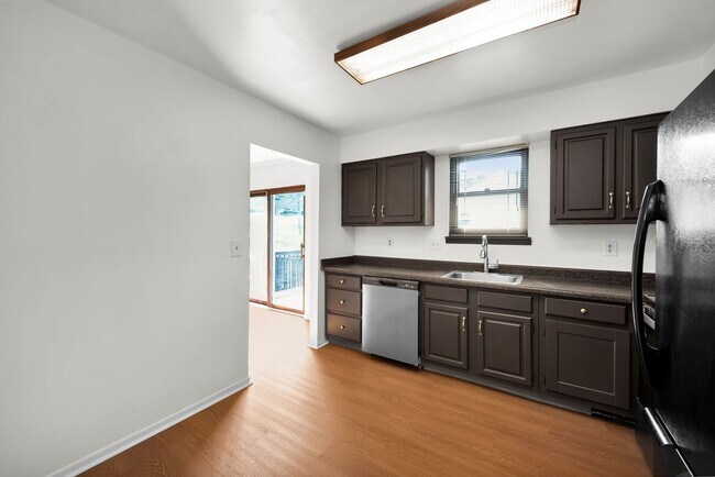 Building Photo - 2700 Queenswood Dr