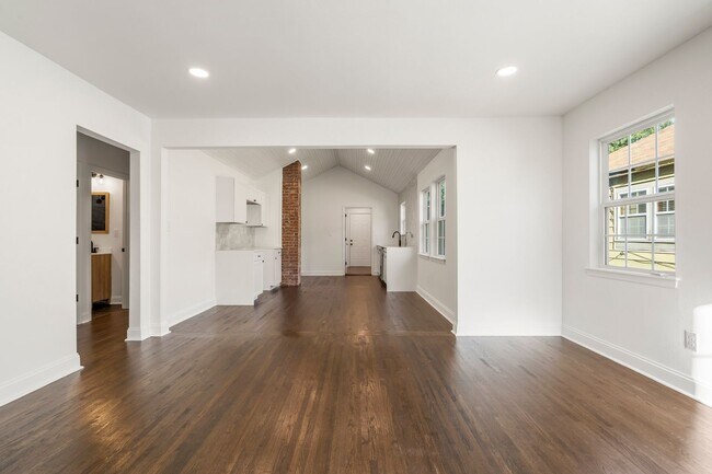 Building Photo - Stunning 2 Bedroom 2 Bath in the heart of Tulsa!