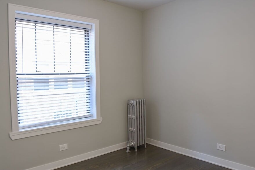 Building Photo - 5061 N Damen Ave