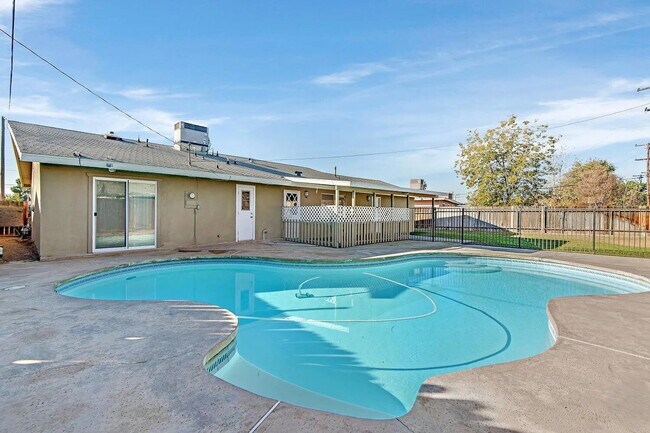 Building Photo - Beautifully Updated 3 Bedroom Home with Pool, Spacious Backyard & 2-Car Garage!