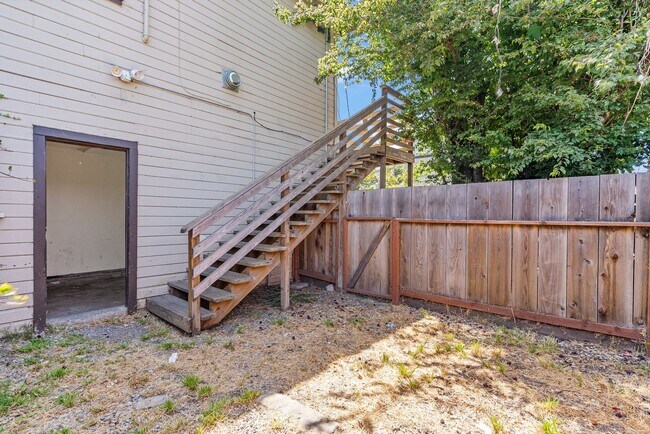Building Photo - 422 E Beach St