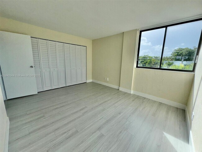Building Photo - 2715 Tigertail Ave