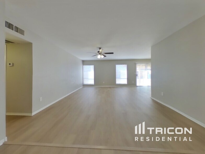 Building Photo - 955 W Santa Cruz Dr