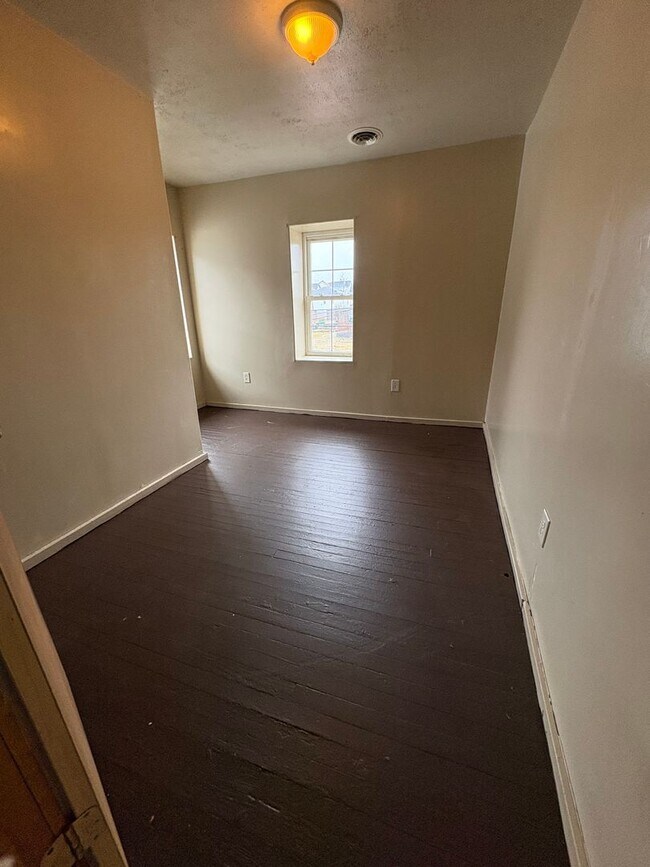 Building Photo - 695 Ewing St