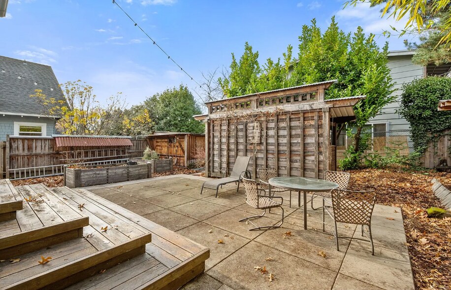 Building Photo - 715 SE 28th Ave