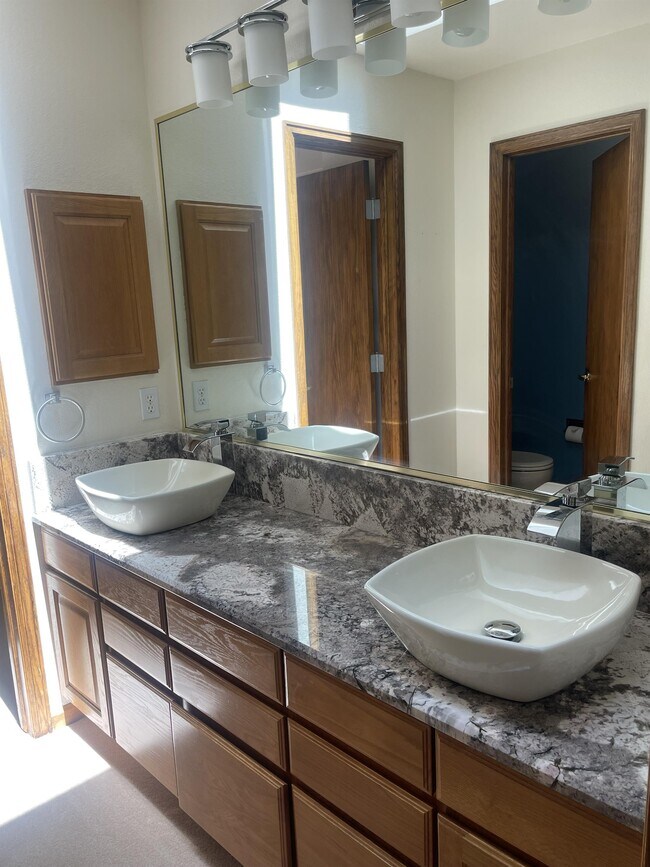 Building Photo - 1107 Hawkeye St