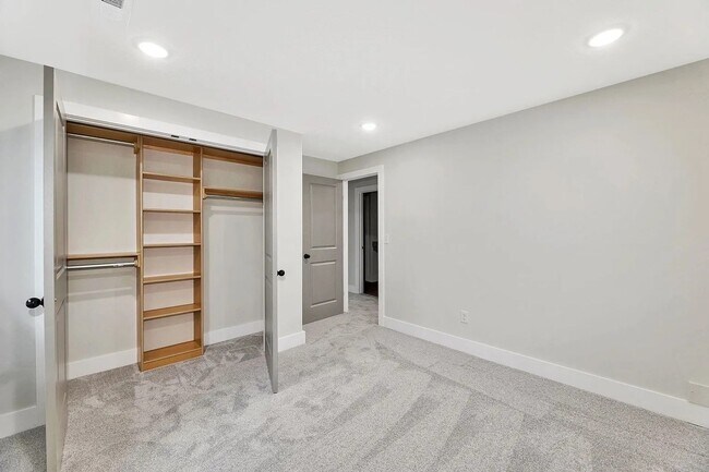 Building Photo - 5424 W 42nd St S