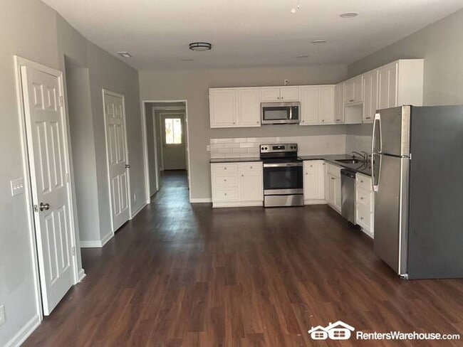 Building Photo - Completely Renovated New and Open Concept ...