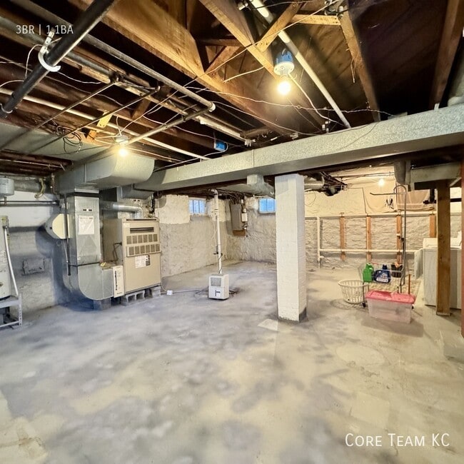 Building Photo - 411 W 60th Terrace