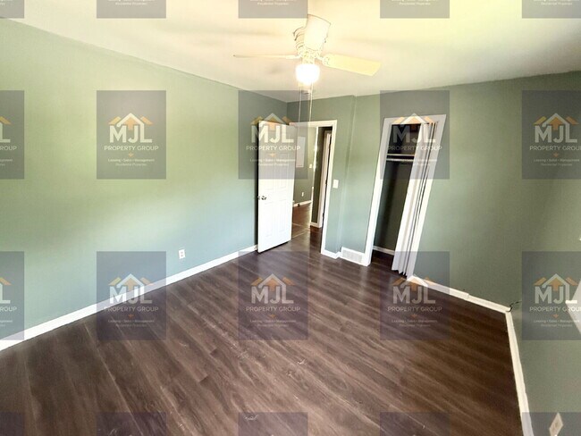 Building Photo - Spacious 3 Bedroom / 1 Bath Apartment in Sugar Creek *Ready Now*