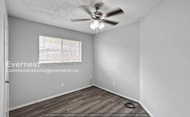 Building Photo - 3 Bed, 2 Bath Home with Fenced Yard & Garage / Pet-Friendly / Available Now!