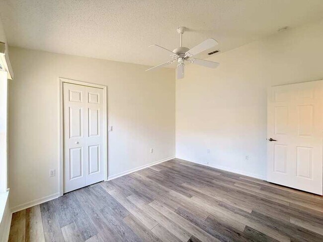 Building Photo - 240 Center Oak Cir