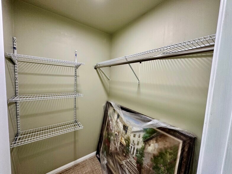 Building Photo - 6563 Park Ridge Blvd