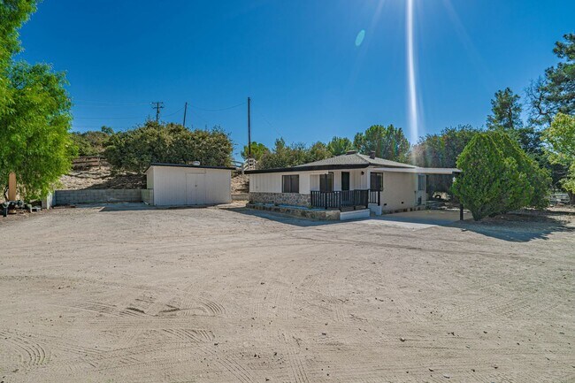 Building Photo - COMING SOON! 2 Bedroom Single Story in San...