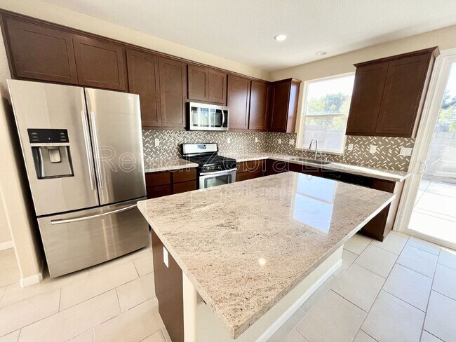Building Photo - 482 Glendon Pl