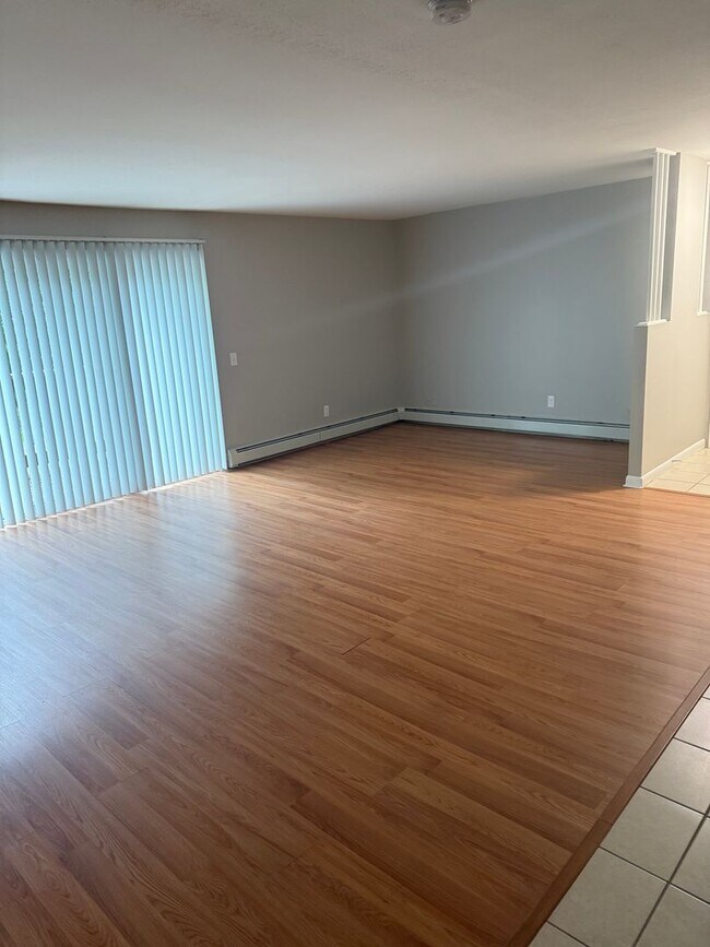 Building Photo - Spacious 1 Bed - 1 Bath Apartment in Crans...