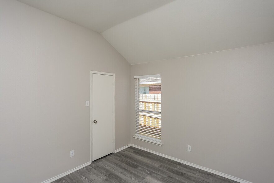 Building Photo - 1007 Andrew St