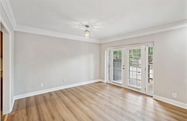 Building Photo - 6980 Roswell Rd