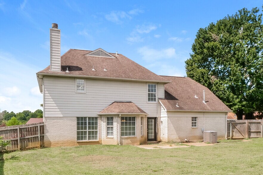Building Photo - 5554 Lakefront Dr