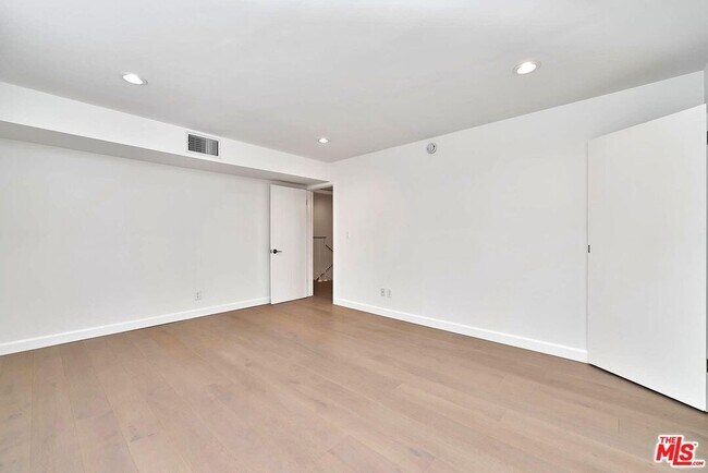 Building Photo - 843 4th St