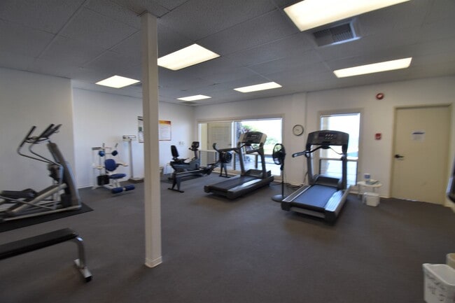 Building Photo - Unfurnished 3 Bedroom 2 Bath Penthouse Condo