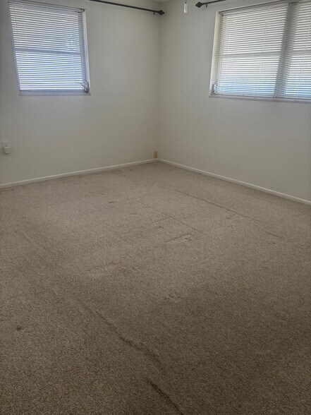 Building Photo - 4853 Manor Dr