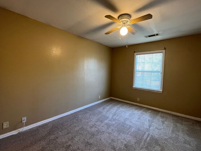Building Photo - 4 bedroom 2 bath!