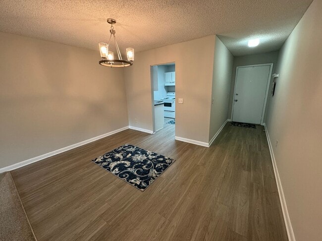 Building Photo - RENOVATED 3/2 TOWNHOUSE MOVE IN READY!