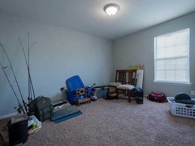 Building Photo - 3 bedroom 3 bath in Shawnee Heights