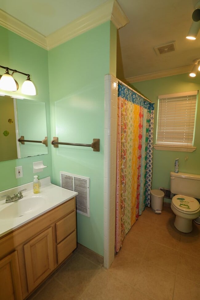 Building Photo - Wonderful Lake Home