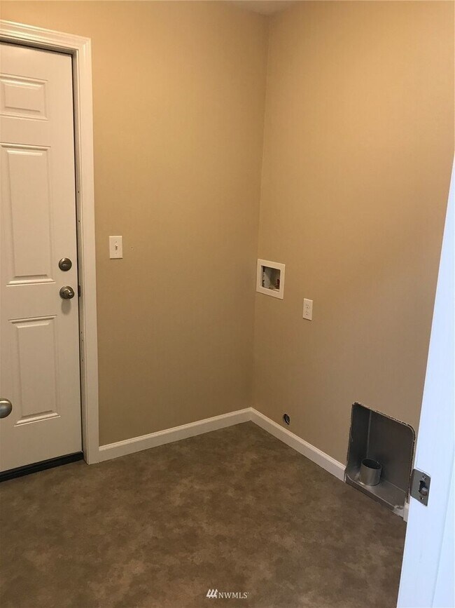 Building Photo - Conveniently Located Eastgate Home with Garage