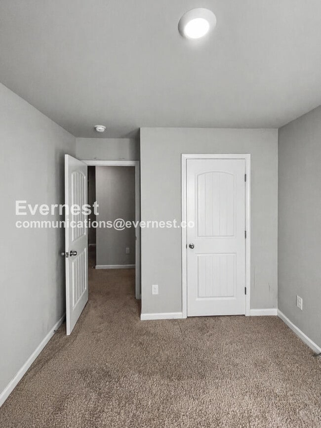 Building Photo - 3 Bed/2.5 Bath Townhome with Garage / Pet-Friendly / Available Now!