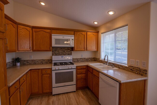 Building Photo - One Level Ranch Home - Three Bedrooms / RV...