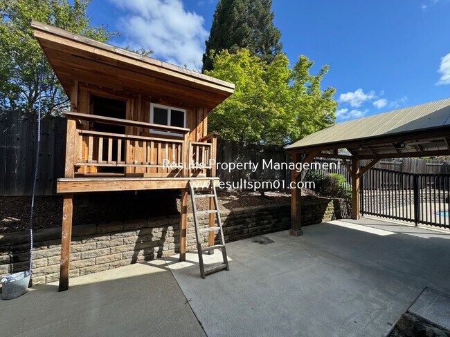 Building Photo - Rocklin 3 Bed 2 Bath Gem POOL