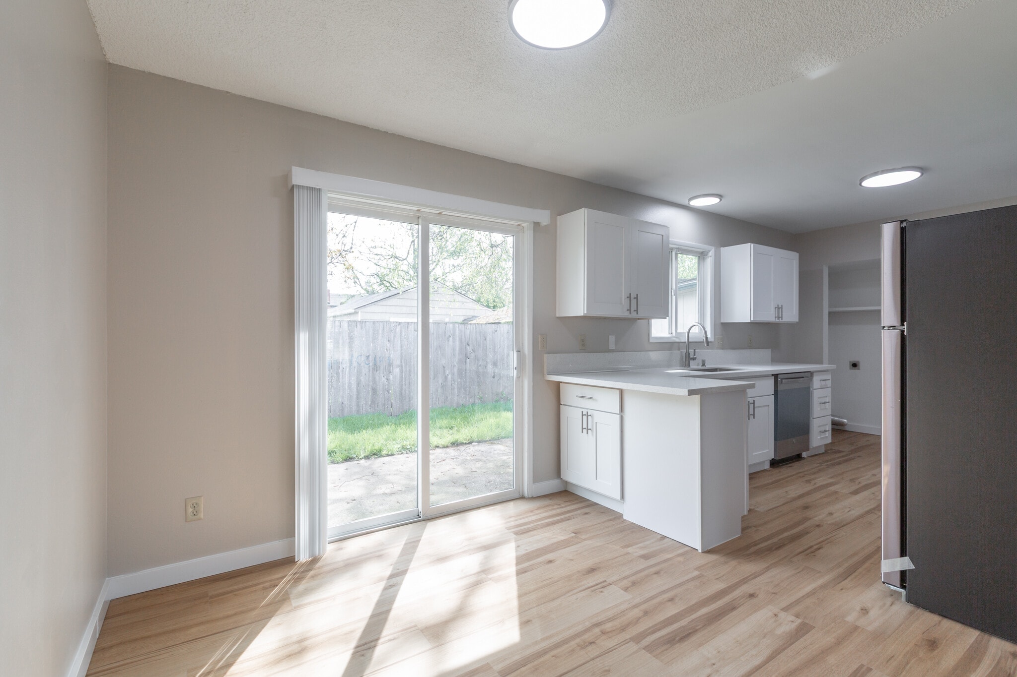 Building Photo - 110 SW Fleishauer Ln