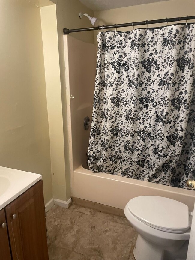 Building Photo - Oak Ridge 37830 - 2 bedroom, 1 bath apartment - Contact Lisa Vineyard and Shannon Russell (865) 2...