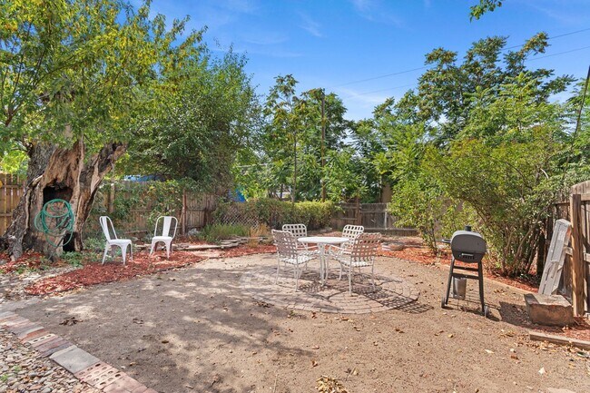 Building Photo - Available NOW! 3 Bedroom 1 Bath Home in Denver!