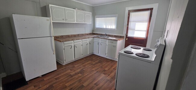 Building Photo - 233 W School St