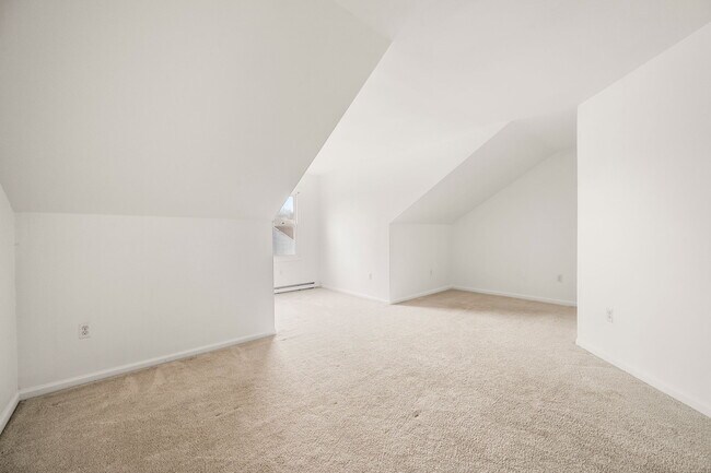 Building Photo - 302 Pinebrooke Cir