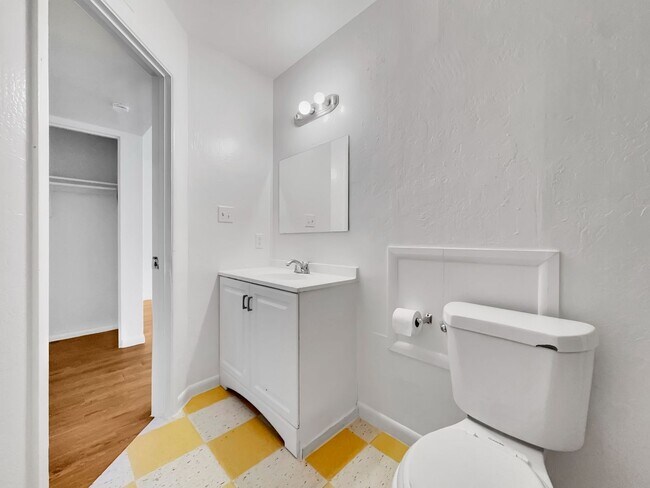 Building Photo - Central Phoenix 2/1 Ground Floor Super Clean.