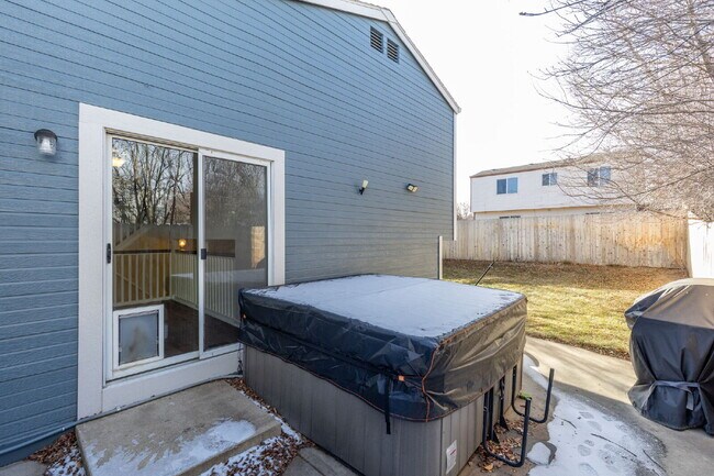 Building Photo - NW Longmont Spacious Tri Level.