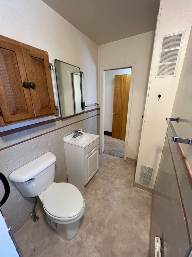 Building Photo - 429 E Pine St