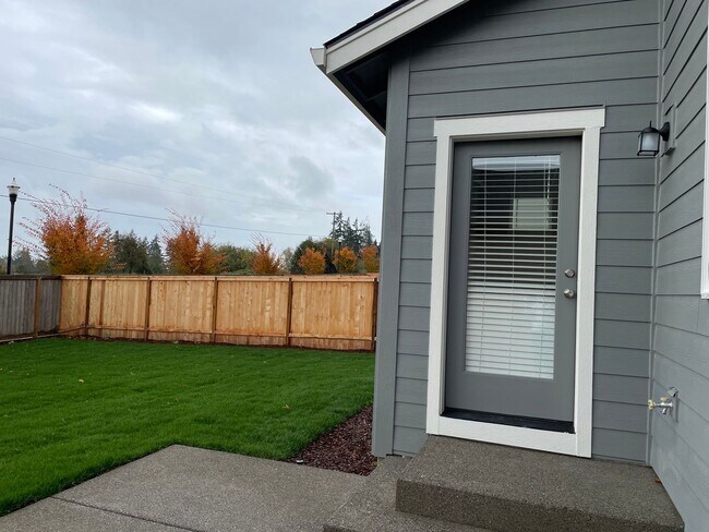 Building Photo - Lovely 4 Bed 2.5 Bath Home! Located near t...