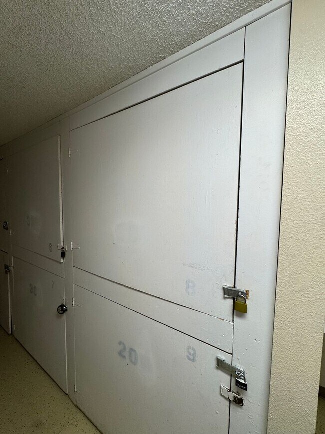 Building Photo - Spacious single bedroom condo in SE Denver