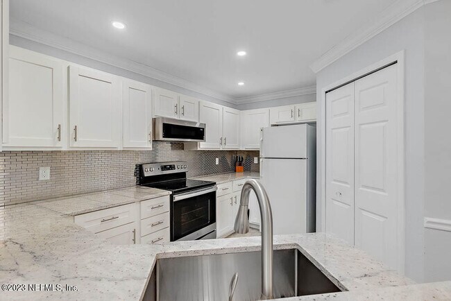 Building Photo - 400 Sandiron Cir