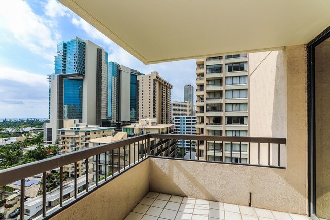 Building Photo - Aloha Towers - 2 bedroom, 2 bath corner unit with 1 covered parking stall